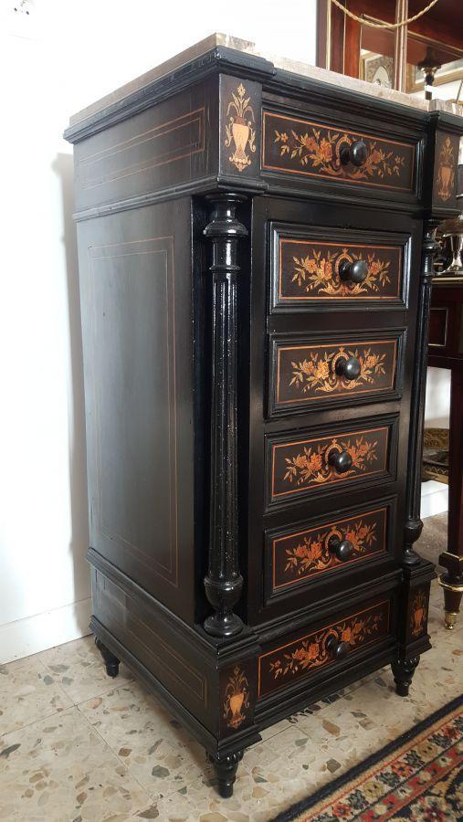Table de nuit époque Napoléon III placage ébène et marqueté dessus marbre