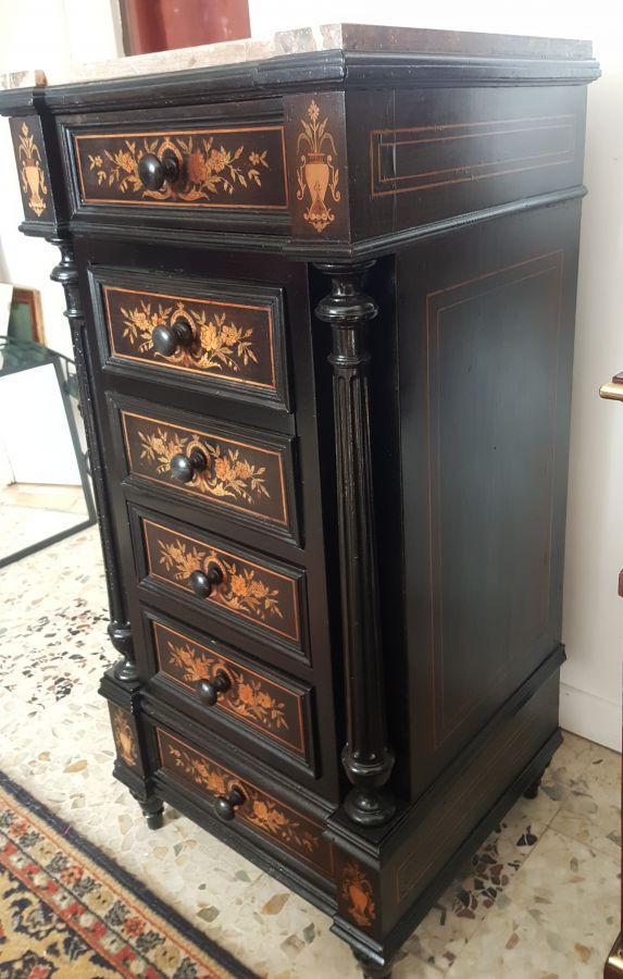 Table de nuit époque Napoléon III placage ébène et marqueté dessus marbre