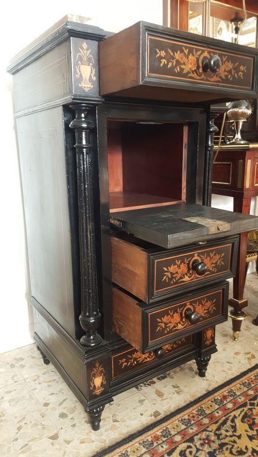 Table de nuit époque Napoléon III placage ébène et marqueté dessus marbre