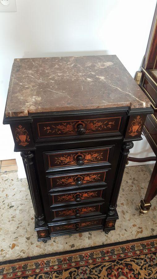 Table de nuit époque Napoléon III placage ébène et marqueté dessus marbre