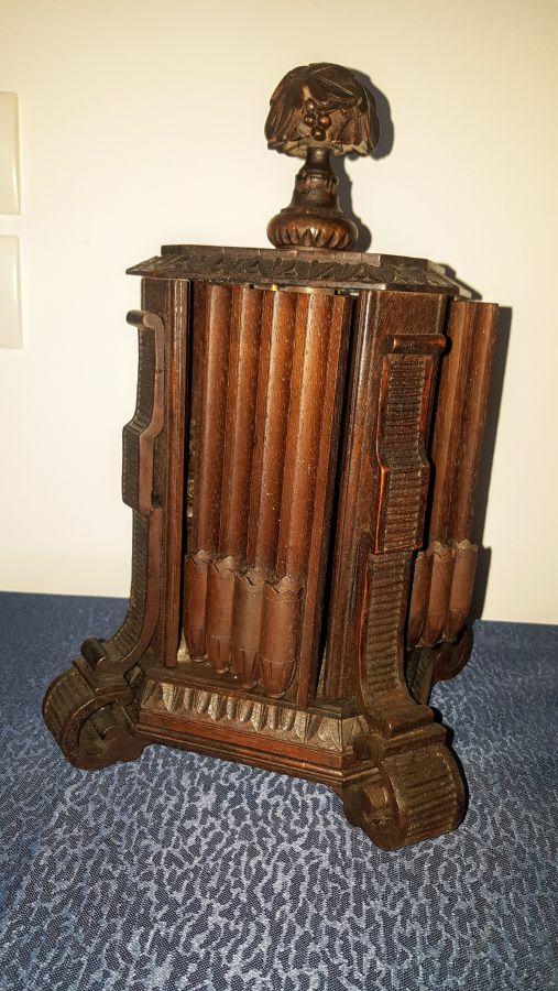 Cave à cigares en noyer forêt noire XIX ème bois sculpté florale