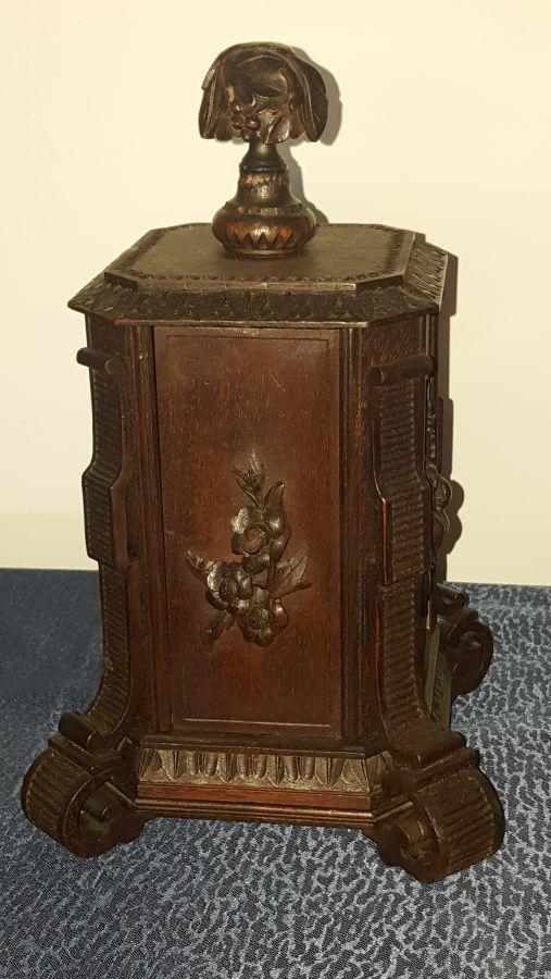 Cave à cigares en noyer forêt noire XIX ème bois sculpté florale