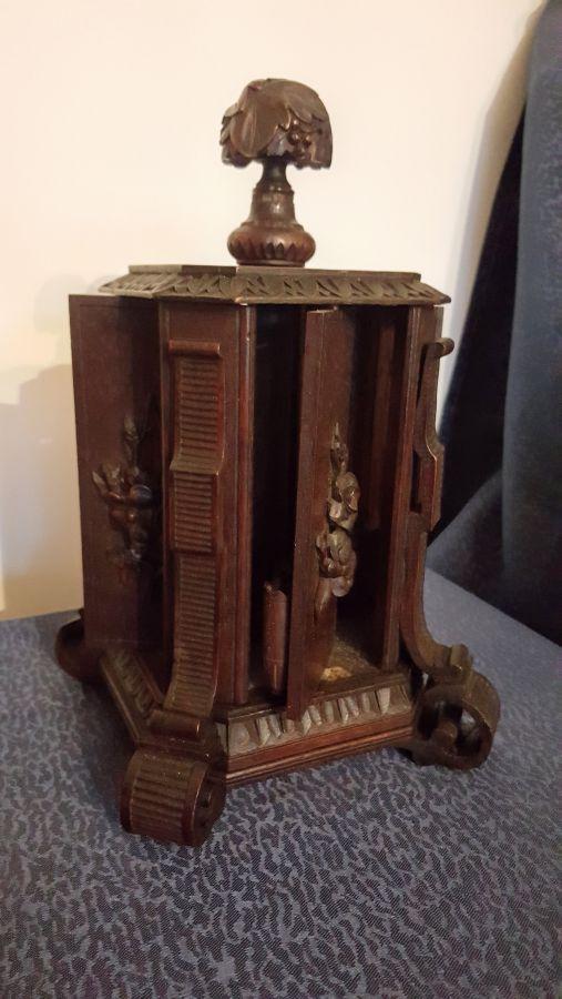 Cave à cigares en noyer forêt noire XIX ème bois sculpté florale